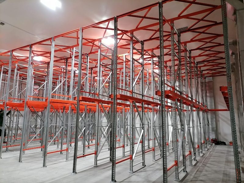 Sistema de racks drive-in de carriles profundos fabricado e instalado por Racks Solutions México