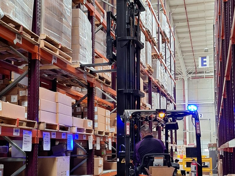 Rack selectivo cargado con tarimas y montacargas operando en almacén industrial en México