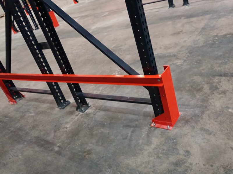 Barrera de seguridad frontal para protección de racks contra impacto de montacargas