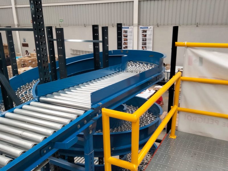 Transportador de rodillos con curva fabricado por Racks Solutions México