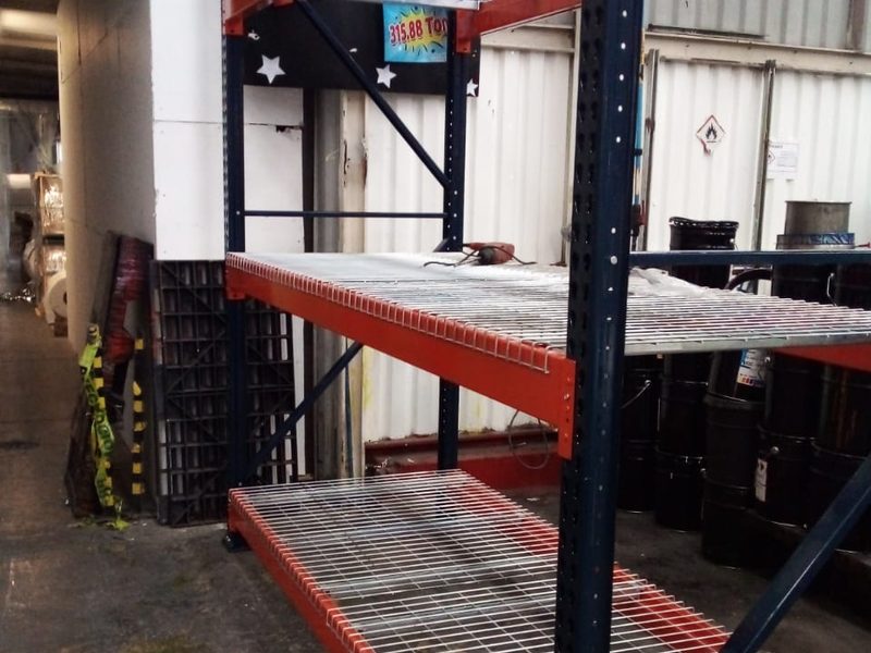 Racks con parrillas metálicas galvanizadas instaladas en almacén industrial