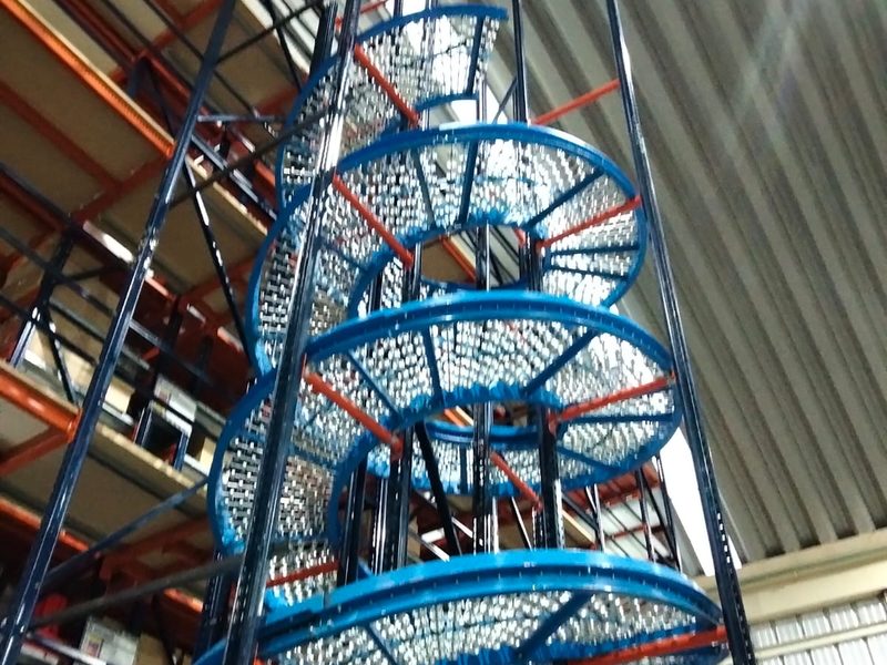 Tobogán espiral de gravedad en acero galvanizado fabricado por Racks Solutions México