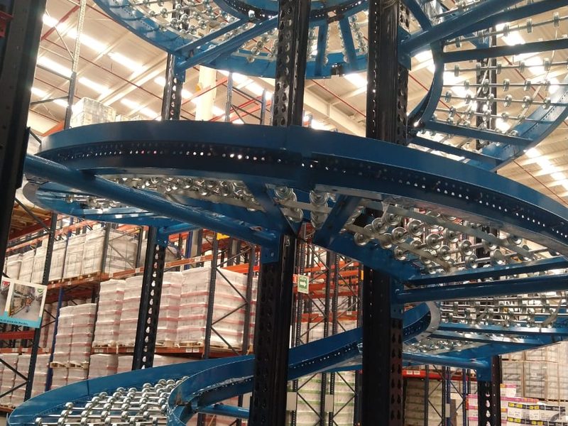 Espiral de gravedad para descenso controlado de mercancía entre niveles en almacén